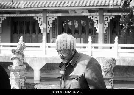 Kunming, Yunnan, China - 28. Dezember 2017: Alter Mann in den Yuantong-tempel Stockfoto