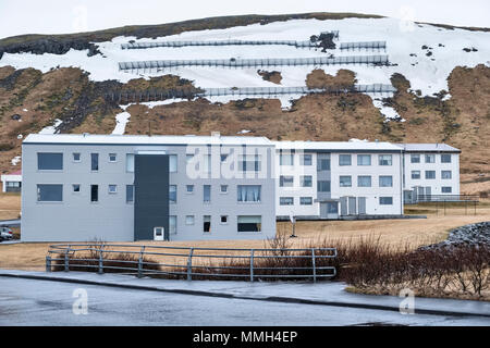 Ólafsvík, West Island - ein kleiner Fischerhafen in der Nähe von der Spitze der Halbinsel Snaefellsnes. Häuser, die Lawinenverbauungen geschützt Stockfoto