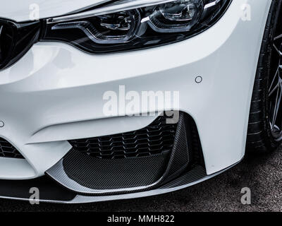 Frontscheinwerfer eines BMW M3 (F80) der Wettbewerb Stockfoto