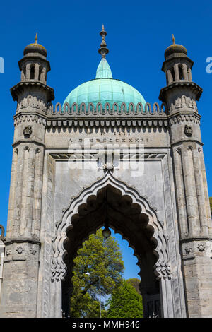 Ein Blick auf das Nordtor der historischen Royal Pavillon, in der Stadt Brighton in Sussex, UK. Stockfoto