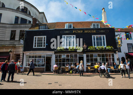 BRIGHTON, Großbritannien - 4. Mai 2018: Blick auf das Pumpenhaus Public House in der historischen Altstadt von Brighton entfernt, da die Gassen bekannt, am 4. Mai 2018. Stockfoto