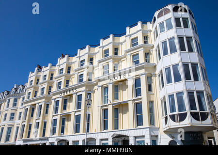 BRIGHTON, Großbritannien - 4. Mai 2018: Ein Blick auf die Fassade des Queens Hotel, das direkt an der Strandpromenade in der Stadt Brighton in Sussex, Großbritannien, am 4. Mai 20. Stockfoto