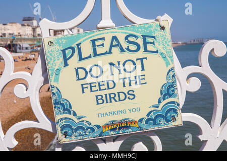 BRIGHTON, Großbritannien - 4. Mai 2018: ein Zeichen auf den Brighton Pier bitten Besucher die Vögel zu füttern, in Brighton, Sussex, am 4. Mai 2018. Stockfoto