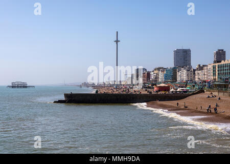 BRIGHTON, Großbritannien - 4. Mai 2018: Eine Ansicht von Brighton Pier entlang der Küste in Richtung der British Airways ich 360 Aussichtsturm und das verlassene suchen Stockfoto