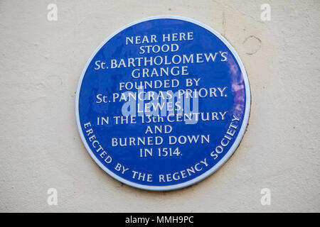 BRIGHTON, Großbritannien - 4. Mai 2018: Eine blaue Plakette auf Brighton Rathaus, Position markiert, wo St. Bartholomews Grange gestanden - Bild auf 4 M Stockfoto