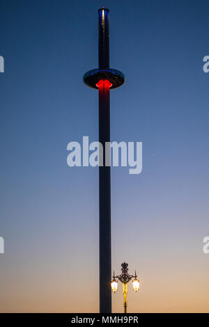 BRIGHTON, Großbritannien - 4. Mai 2018: Eine Abenddämmerung auf den British Airways ich 360 Aussichtsturm entlang der Strandpromenade in Brighton, am 4. Mai 2018. Stockfoto