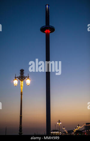 BRIGHTON, Großbritannien - 4. Mai 2018: Eine Abenddämmerung auf den British Airways ich 360 Aussichtsturm entlang der Strandpromenade in Brighton, am 4. Mai 2018. Stockfoto