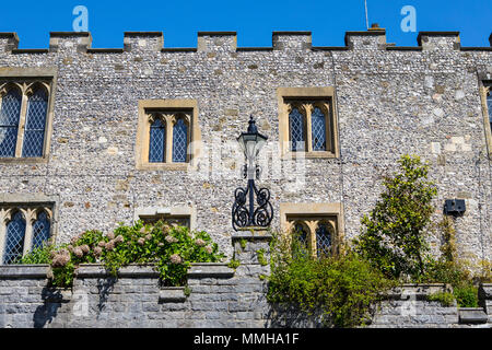 Ein Blick auf die mittelalterliche Fassade von St. Wilfrids Priorat in der Marktgemeinde Arundel in West Sussex, UK. Stockfoto