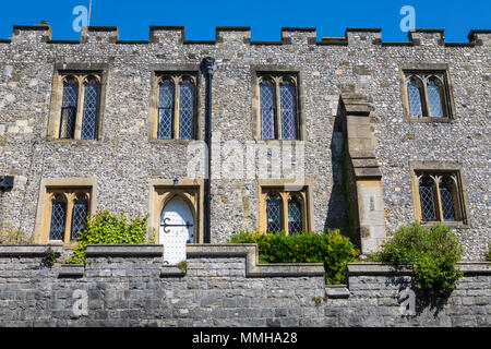 Ein Blick auf die mittelalterliche Fassade von St. Wilfrids Priorat in der Marktgemeinde Arundel in West Sussex, UK. Stockfoto