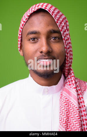 Jungen schönen afrikanischen Mann, der traditionellen muslimischen Kleidung ag Stockfoto