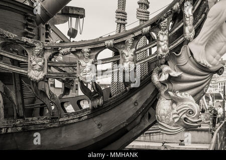 Genua, Italien, 14. Mai 2017: Detail der Galleone Neptun alten hölzernen Schiff in Porto Antico in Genua, Italien. Die Schwarz-Weiß-Fotografie sepia Getont. Stockfoto