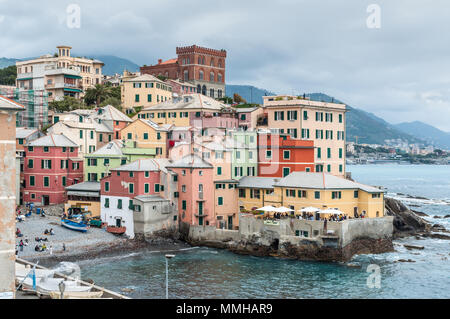 Genua, Italien, 14. Mai 2017: Landschaft von Boccadasse - kleines Fischerdorf in der Nähe der Stadt Genua, Italien. Stockfoto