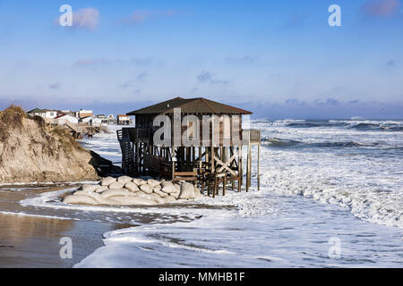 Strandhaus auf Stelzen, umgeben von hohen Gezeiten Surf, Nags Head, Outer Banks, North Carolina, USA Stockfoto