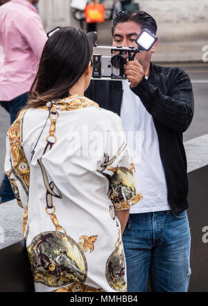 Lateinamerikanischen Reporter, die Berichterstattung über die königliche Hochzeit mit iPhone Kamera Rig, Windsor, Schloss, Windsor, Berkshire, England, UK, GB. Stockfoto