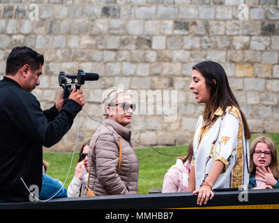 Lateinamerikanischen Reporter, die Berichterstattung über die königliche Hochzeit mit iPhone Kamera Rig, Windsor, Schloss, Windsor, Berkshire, England, UK, GB. Stockfoto