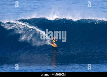 Surfen auf einem Stand up paddleboard in Ho'okipa, Maui, Hawaii. Stockfoto