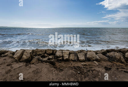 Wellen auf die Felsen und Horizont im Hintergrund in das Mittelmeer Stockfoto