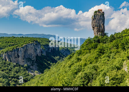 Katskhi Säule ist ein einzelnes 120 Fuß hoch aufragenden Säule der Rock mit eine kleine Zelle für einen einzelnen Mönch an der Oberseite Stockfoto