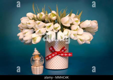 Blumenstrauß aus Schneeglöckchen in eine Vase in der Nähe gibt es ein Engel Stockfoto