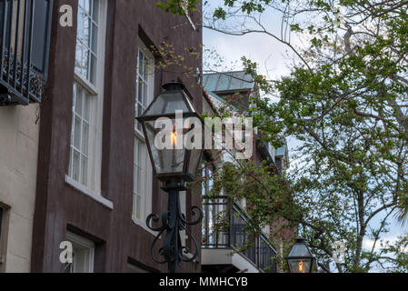 Gas Lamp steht hoch im frühen Morgen Charleston street Stockfoto