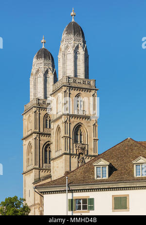 Türme der Kathedrale Grossmünster in Zürich, Schweiz - einem bekannten architektonischen Wahrzeichen der Stadt. Stockfoto