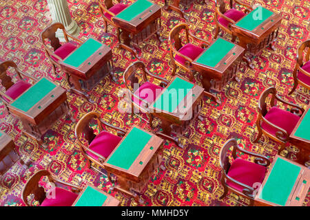 Montgomery, Alabama - Schreibtische im Senat Kammer an der Alabama State Capitol. Der Gesetzgeber trifft jetzt auf der anderen Straßenseite in die Alabama State Haus Stockfoto