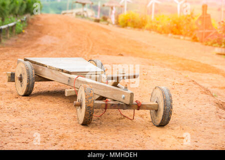Hand aus Holz Spielzeug Auto von Nord-thailand in Khao Kho, Phetchabun Provinz, Thailand. Stockfoto