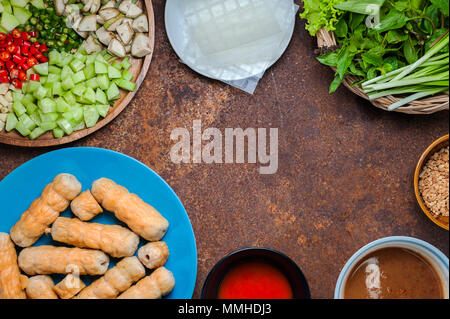 Vietnamesische Meatball Wraps (Nam Neung) mit Gemüse serviert, Würstchen auf rustikalen Tisch. Flach Stockfoto