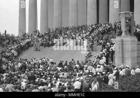 Foto zeigt eine militärische Color Guard auf den Stufen des Lincoln Memorial, mit Publikum, Lautsprecher, und Fotografen auf allen Seiten. Stockfoto