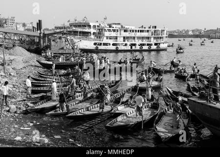 Dhaka, Bangladesh, 24. Februar 2017: Kleine Ruderboote warten auf Passagiere am Ufer des Flusses Buriganga in Dhaka, Bangladesh Stockfoto