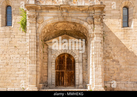 Portal der alten Pfarrkirche von San Miguel in der Stadt Villatoro. Gemeinschaft Castilla La Mancha. Provinz Avila. Spanien Stockfoto