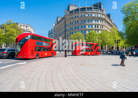 LONDON 05.MAI 2018: Die legendären roten Doppeldeckerbusse in Trafalgar Square, einem öffentlichen Platz in der Stadt von Westminster in London. Die Gegend ist po Stockfoto