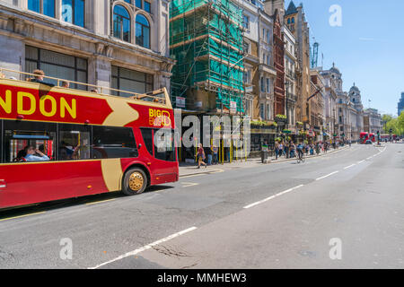 LONDON 05.MAI 2018: Street View der Whitehall - die Hauptstraße läuft südlich vom Trafalgar Square in Richtung Parliament Square. Die Straße ist Auszeichnung Stockfoto