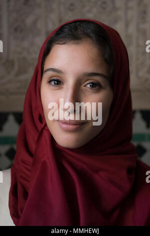 Portrait von jungen muslimischen lächelnde Frau mit roten hijab Kopftuch Stockfoto