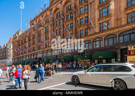 Mai 05, 2018 LONDON: Harrods, jetzt durch den Staat Katar gehört, ist ein Luxus Kaufhaus an der Brompton Road in Knightsbridge entfernt und ein Muss - Besuch Stockfoto