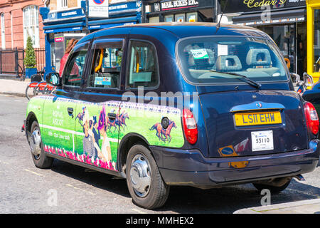 LONDON 05.MAI 2018: Das legendäre London black cab auf einer Straße in Knightsbridge, London geparkt. Die traditionellen schwarzen Taxis speziell Fahrzeuge aufgebaut sind. Stockfoto