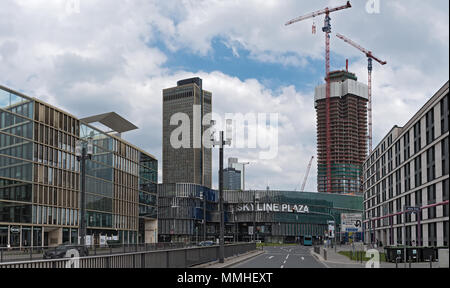 Hochhaus Gebäude vor der Skyline Plaza, Einkaufszentrum zwischen Europaviertel und das Messegelände in Frankfurt am Main, Deutschland, Stockfoto