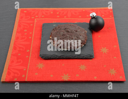 Deutsche Lebkuchen mit Weihnachten Serviette auf Schiefer Stockfoto