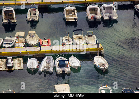 Yacht Club, Marina mit einer großen Anzahl von Booten, Yachten, Segel- und Sportboote. Bootstour, kurze Meer Reise. Mittelmeer. Ansicht von oben Stockfoto