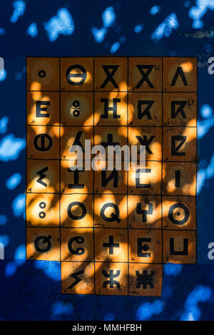 tifinagh skript berber alphabet buchstaben offiziell in marokko stockfotografie alamy