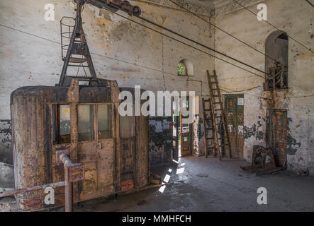 Chiatura ist ein georgianisches Bergbau Stadt, berühmt für seine sozialistische Architektur, und für die Super alt und rostig Seilbahnen noch heute verwendet Stockfoto