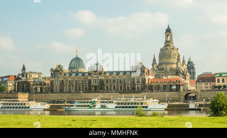 Dresden und der Elbe, Deutschland, mit der Kuppel der Kirche von Unserer Lieben Frau (Frauenkirche) rechts. Der Brühlschen Terrasse aka Balkon von Europa gesehen werden kann. Stockfoto