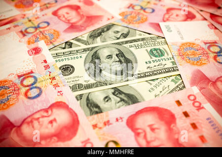 Hintergrund für chinesische Yuan-Banknote und US-Dollar (Wechselkurs-Konzept) Stockfoto