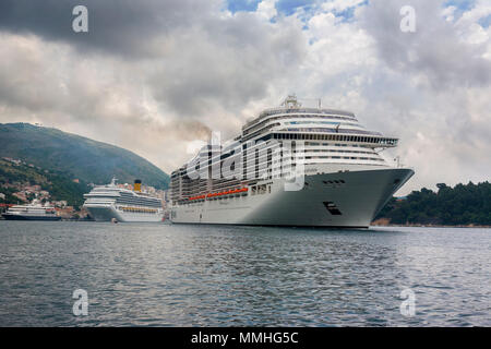 Kreuzfahrtschiffe im Hafen von Luka Gruz, Dubrovnik, Kroatien Stockfoto