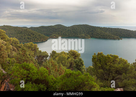 Veliko Jezero: Ein großer See im Nationalpark Mljet, Otok Mljet, Kroatien, von Veliki Trogir gesehen Stockfoto