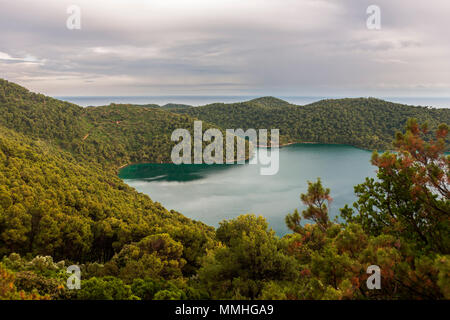 Veliko Jezero: Ein großer See im Nationalpark Mljet, Otok Mljet, Kroatien, von Veliki Trogir gesehen Stockfoto