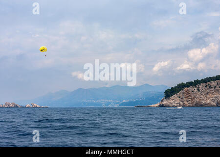 Parasailing aus Rt Petka, Dubrovnik, Kroatien Stockfoto