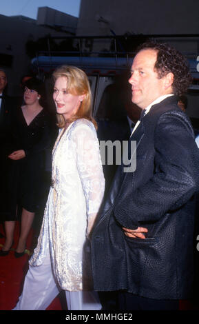 BURBANK, CA - Juni 02: Schauspielerin Meryl Streep und Ehemann Don Gummer an Warner Bros. Studio Umwidmung Ereignis bei Warner Bros Studios am 2. Juni 1990 in Burbank, Kalifornien. Foto von Barry King/Alamy Stock Foto Stockfoto