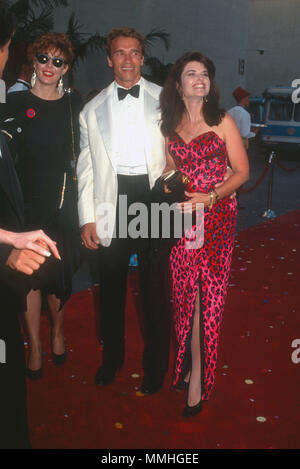 BURBANK, CA - Juni 02: (L-R) Schauspielerin Christine Lahti, Schauspieler Arnold Schwarzenegger und Maria Shriver an Warner Bros. Studio Umwidmung Ereignis bei Warner Bros Studios am 2. Juni 1990 in Burbank, Kalifornien. Foto von Barry King/Alamy Stock Foto Stockfoto