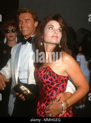 BURBANK, CA - Juni 02: (L-R) Schauspielerin Christine Lahti, Schauspieler Arnold Schwarzenegger und Maria Shriver an Warner Bros. Studio Umwidmung Ereignis bei Warner Bros Studios am 2. Juni 1990 in Burbank, Kalifornien. Foto von Barry King/Alamy Stock Foto Stockfoto